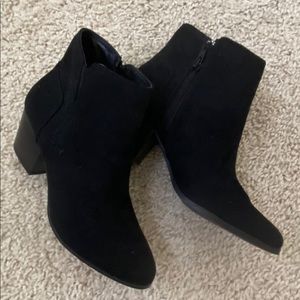 “APT. 9” 😎 Super Cute 🖤 Short Black Ankle Boots